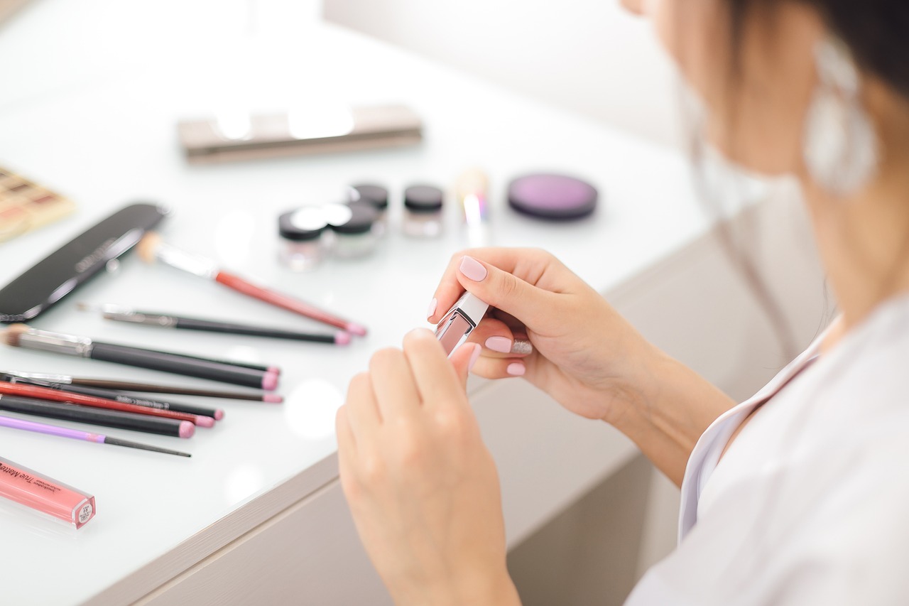 Wybierz idealny kolor dla swoich ust - jakich kosmetyków użyć?