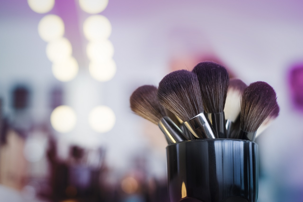 Niezbędne narzędzia dla profesjonalistów i amatorów do makijażu