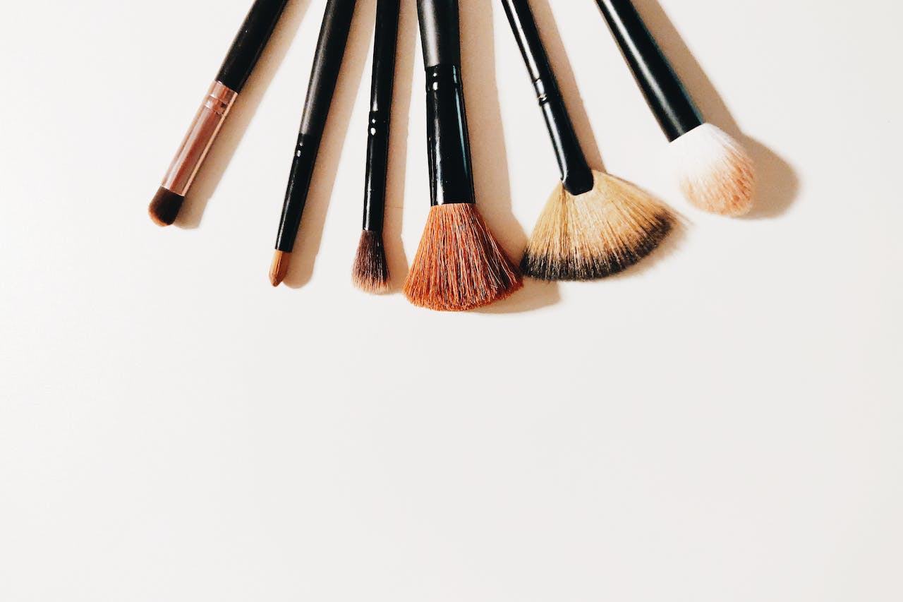 Odkryj swoje idealne narzędzia do kreowania piękna - jakie pędzle do makijażu wybrać?